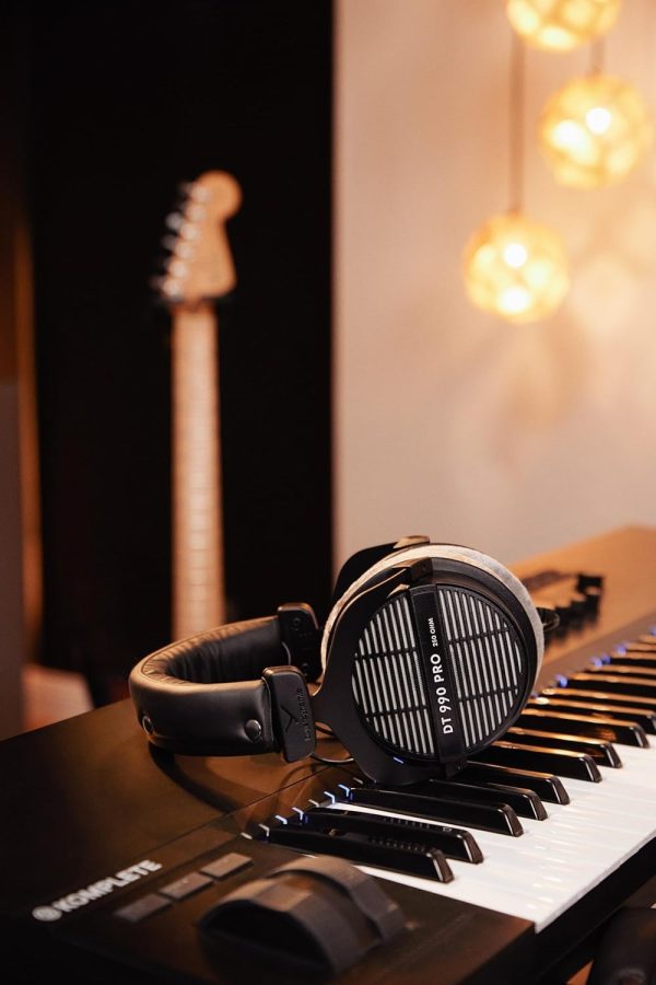 beyerdynamic DT 990 Pro 250 ohm Over-Ear Studio Headphones For Mixing, - Image 3