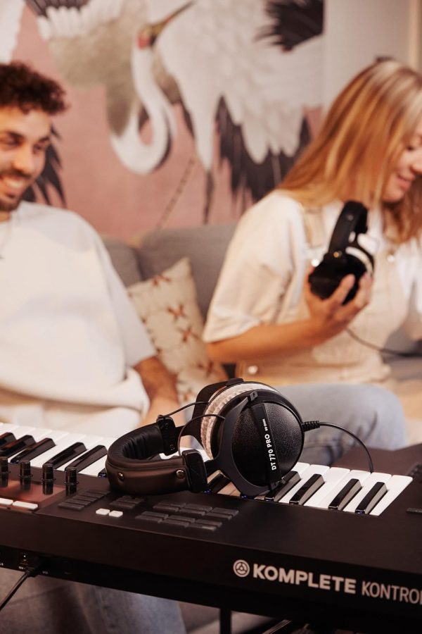 beyerdynamic DT 770 PRO 80 Ohm Over-Ear Studio Headphones in Gray. Enclosed - Image 5