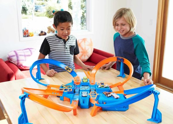 Hot Wheels Toy Car Track Set, Criss Cross Crash with 1:64 Scale Vehicle, - Image 2