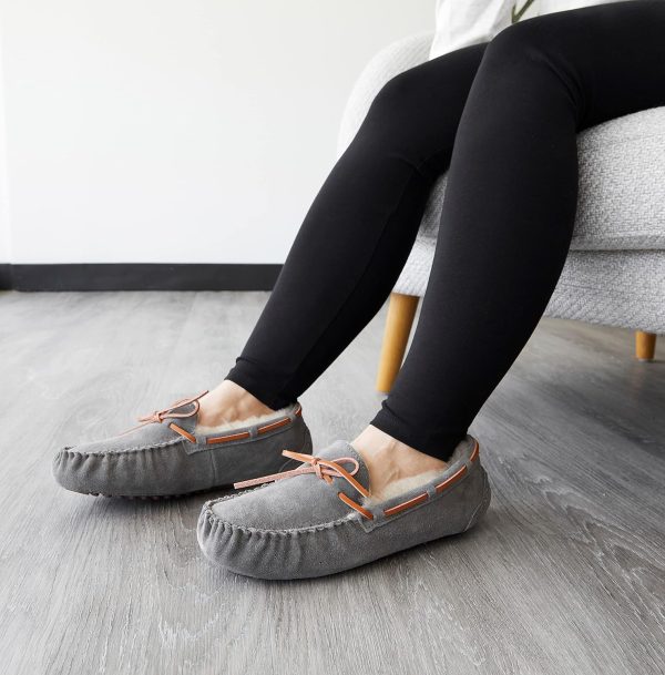 Dearfoams Women's Fireside Water Resistant Genuine Shearling Victoria Moc - Image 4